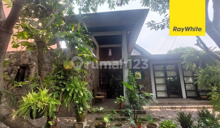 Rumah Villa 2 Lt, Jakapermai. Luas dan Asri, Ada Kolam Renang.