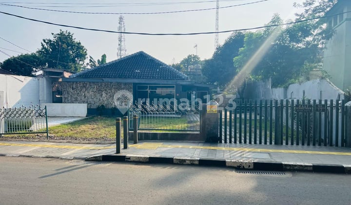 Rumah Heritage Depan Hotel Salak Dekat Juanda Seberang Istana