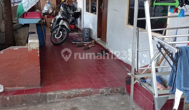 Rumah Butuh Renovasi hadap Selatan di Sitimunigar