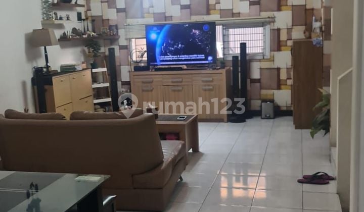 Rumah Bagus dan terawat 2 Lantai SHM hadap Utara di TKI 3