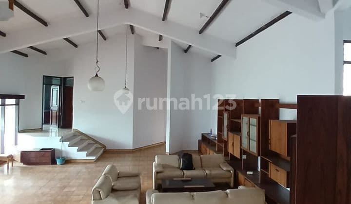 Nice house with a large garden, 2 floors in Cipaku.