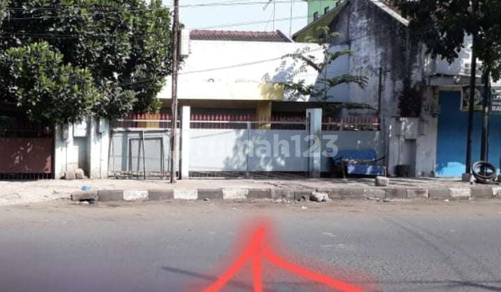 Main Road House Needs Renovation in Astanaanyar, Bandung City