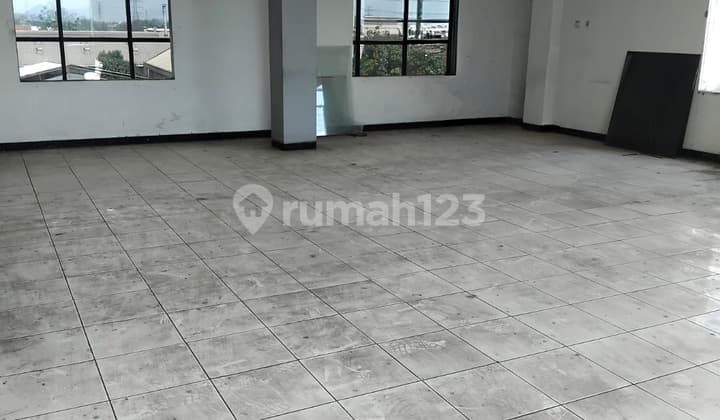 Gudang Plus Kantor Butuh Renov di Moc Toha