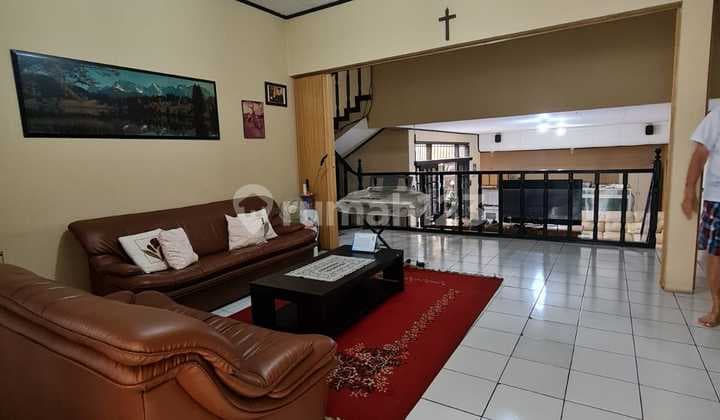 Rumah dengan Taman Luas di Sayap Dago