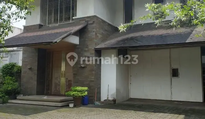 Two-Story Main Road House in Setiabudi, Bandung
