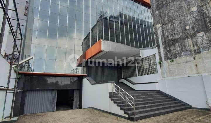 Dijual Gedung Jalan Kramat Raya, Akses Mudah