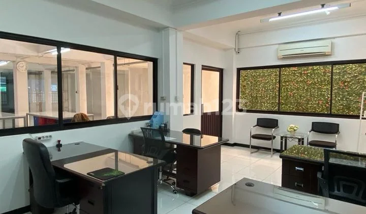 Gudang dan Rumah di Kerajinan Keagungan Taman Sari Jak Bar