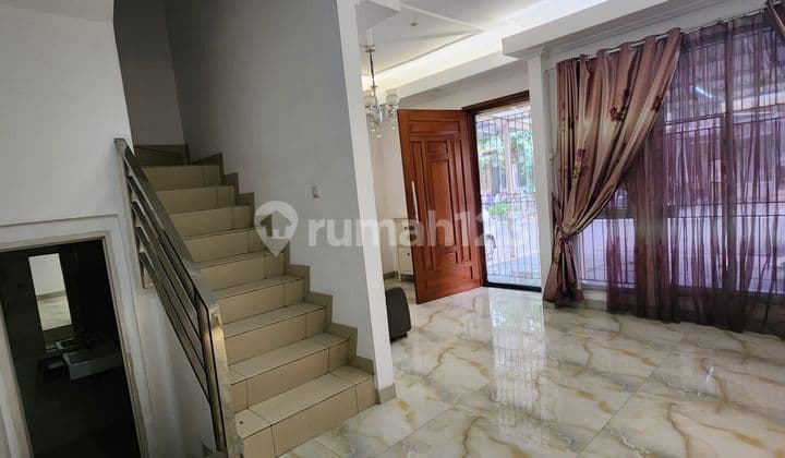3-Story Renovated House in GLC Cluster Australia, Tangerang, Banten