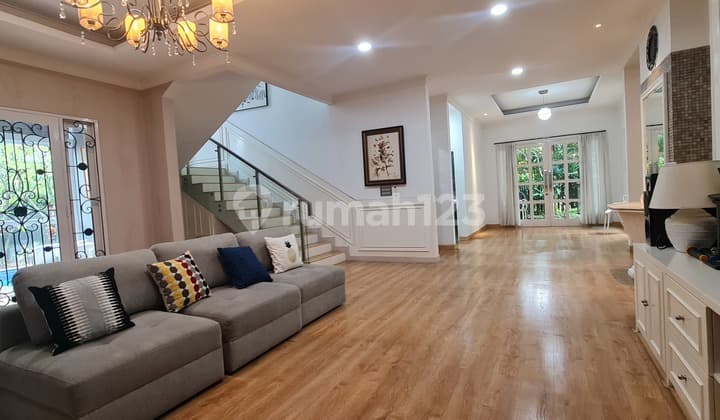 Rumah Hoek Mewah Bangunan Mandiri, Ada Private Pool