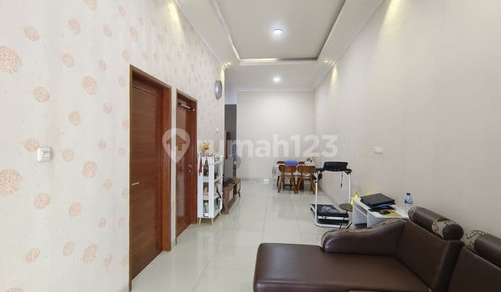 First come, first served!!! For sale: neat and ready-to-occupy house in Duta Garden Jurumudi, Tangerang.