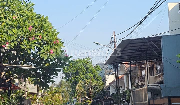 Rumah janur hijau 3 lantai jalan lebar 3 mobil