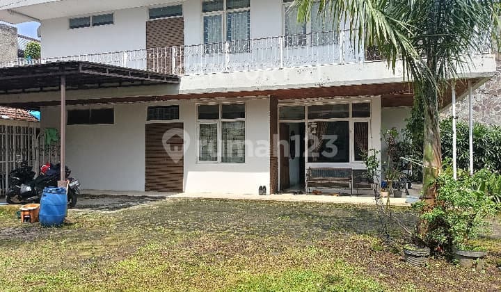 Rumah Di Cipedes Tengah Dengan Taman Luas Di Bandung Utara