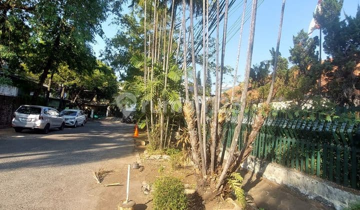 Well-Maintained Old House Including Land Area in Kebayoran Baru, Strategic Location South Jakarta, House Needs Renovation, West SHM