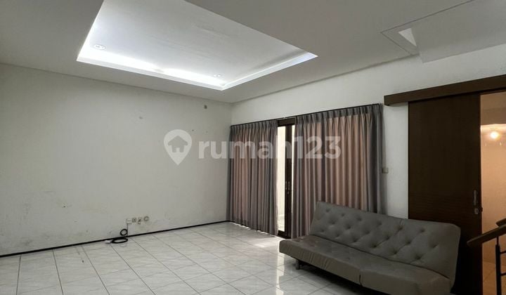 Rumah Bagus 2 Lantai Di Komplek Elit Setraduta