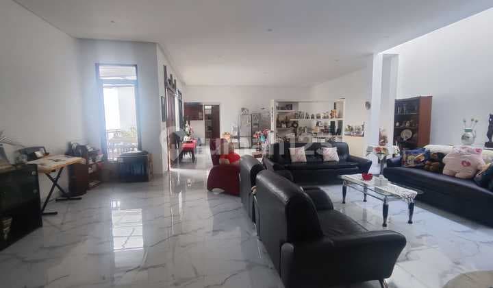 Dijual Gedung Cocok untuk Pusat Bisnis Lokasi Strategis