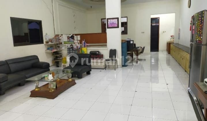 House Suitable For Business Strategic Location