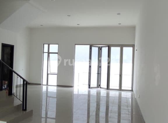 Disewakan Rumah Pik 2 Cluster Manhattan 10X25m² 4+1Br 2,5 Lantai