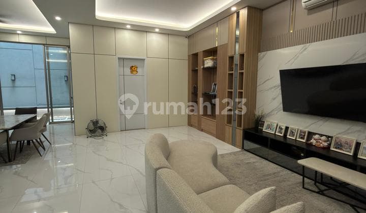 Dijual Rumah Pik 2 Cluster Manhattan 8X25m² 2,5 Lantai Furnished