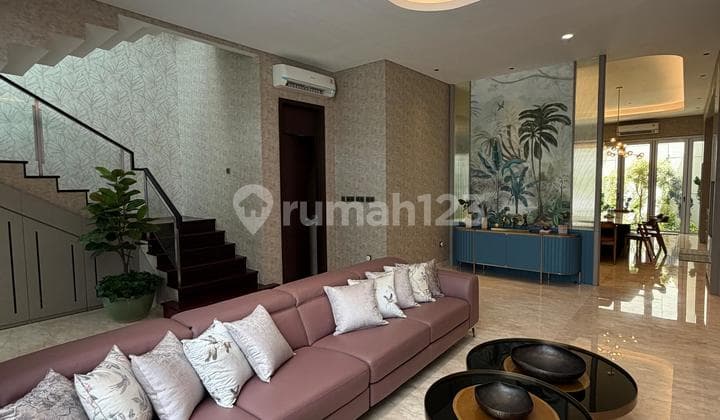 Dijual Rumah Golf Island 8X25m² 4+1Br 3 Lantai Furnished