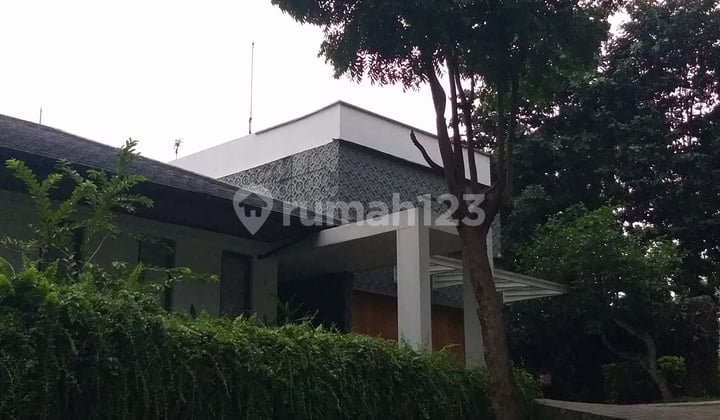 Rumah Lapangan Golf Diselatan Jakarta Dekat Keluar Tol
