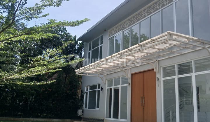 Rumah Disewakan Kolam Renang di Lokasi Strategis Dekat Lapangan Golf Higland