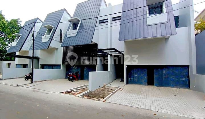 Brand New House, Prime Area Senayan