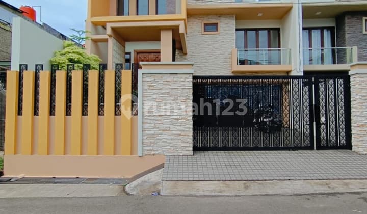 Dijual Rumah 3 Lantai, Design Modern Minimalis, Dekat Dengan Toll di Pesanggrahan