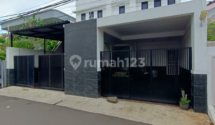 Rumah Siap Huni Akses Stategis di Kebayoran Lama