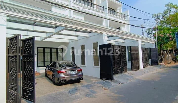 Turun Harga, Rumah Dengan Design Classic Modern Di Veteran Bintaro