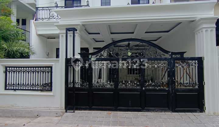 American Classic concept house with a Swimming Pool in Joglo - West Jakarta