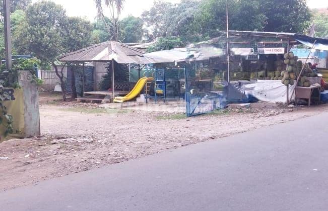 Very strategic land plot right by the road, suitable for any kind of business.