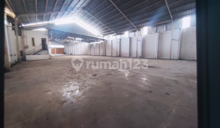 Gudang Wahid Di Jalan Raya Bekasi