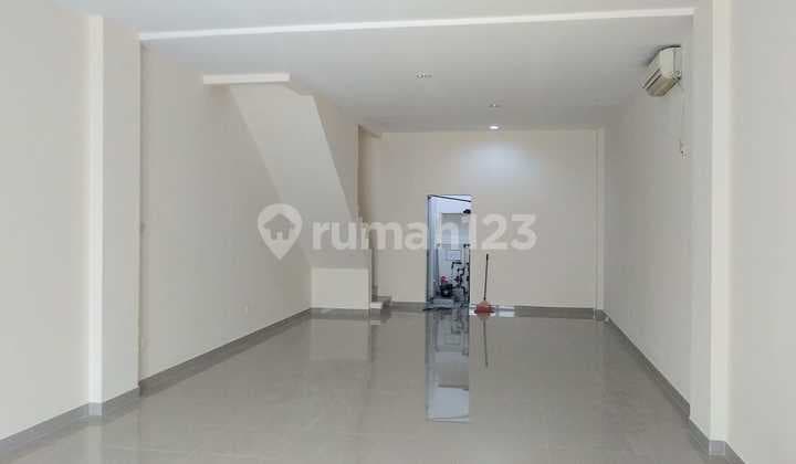 For sale exclusive shop house 5x15 3.5 floors full canopy in North Jakarta.