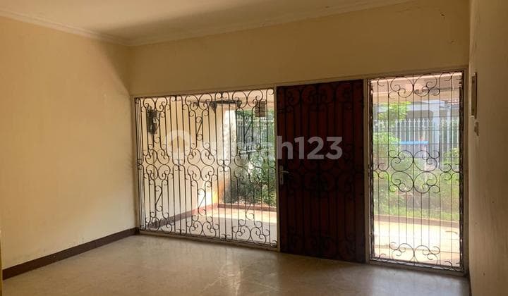 Rumah Semi Furnished Pulomas, Jakarta Timur Butuh Renovasi Total