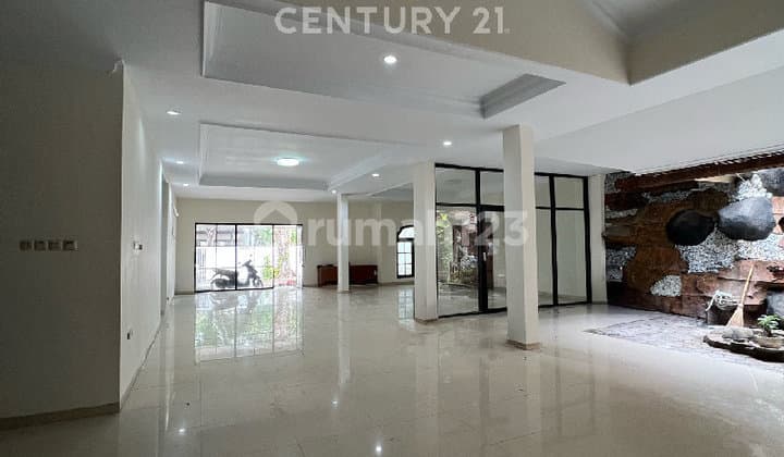 Strategic Corner House Suitable For Business In Cempaka Putih R2269