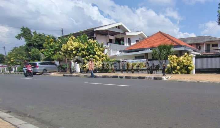 Rumah 2 Lantai Semi Furnished SHM di Pacuan Kuda Raya, Jakarta Timur