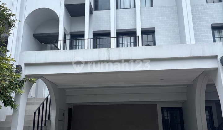 Rumah 3 Lantai Rapi Siap Huni di Aether Green Wich Bsd