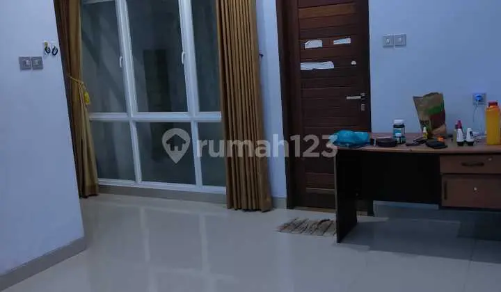Jual Rumah Semi Furnished 3 Lantai