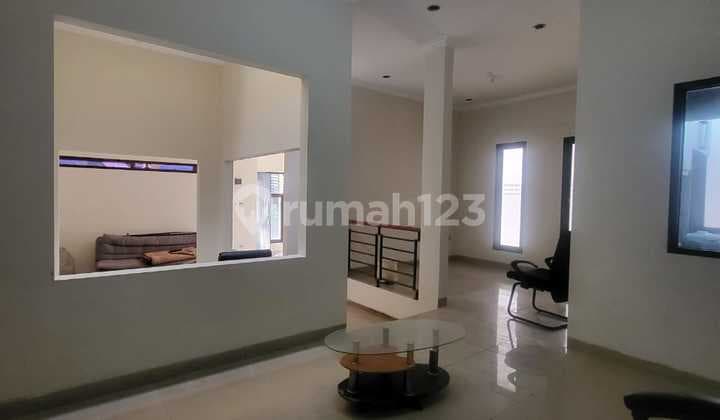Disewakan Rumah 2 Lantai Semi Furnished Baru Renovasi, Luas 134m2, 3+1 Kamar Tidur, Dalam Cluster One Gate System, di Antapani Bandung