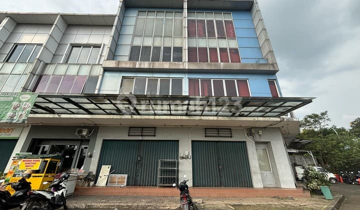 For Rent: Grand Wisata 3.5-story shop house, spacious parking, 290m² building suitable for office, restaurant, or bank, only 100m from the mall and 1km direct to Tambun toll road, Grand Wisata Bekasi.