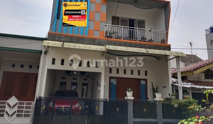 Disewakan Rumah di Bekasi, 3 Lantai Siap Huni, 3 Kamar Tidur, 300m Menuju Pintu Tol Bekasi Timur, Pengasinan, Rawa Lumbu Kota Bekasi