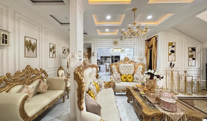 For Rent: 3-Story Grand Wisata House, 6 Bedrooms, Fully Furnished, 100m from Living World Mall, Direct Access to Tambun Toll Road Grand Wisata Bekasi.