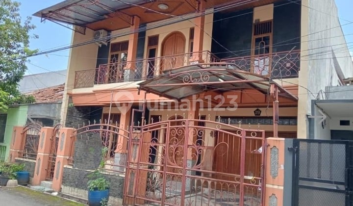 Disewakan Rumah 2 Lantai Full Furnished Luas 205m2 7 Kamar Tidur Siap Huni, Bebas Banjir, Dalam Komplek, Cocok dijadikan Hunian/Kantor di Antapani Bandung