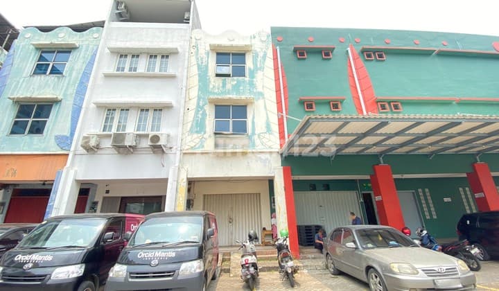 For Sale: Kalimas Commercial Shophouse, 3.5 Floors, Spacious Parking, Busy Area, SHGB, 200m from LRT and East Bekasi Toll Road, Eligible for Mortgage, Jati Mulya, Bekasi City