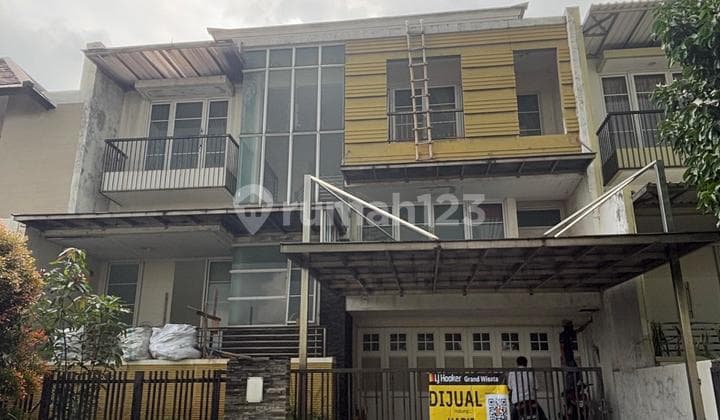 Dijual Rumah Grand Wisata 3,5 Lantai, 5+1 Kamar Tidur, Luas Tanah 240M2, di Boulevard, 200M Dari Mall Living World, Akses Langsung Tol Tambun Grand Wisata Bekasi