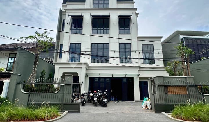 Rumah Brand New Gaya Modern Dengan Rooftop View To Scbd