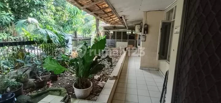 Corner House in Comfortable Complex Near Gandaria City