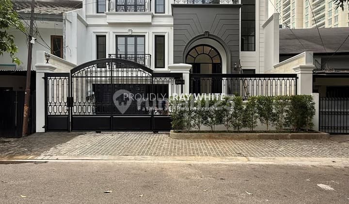 Rumah Brand New 3lantai Dgn Rooftop Cakep Area Kebayoran Baru