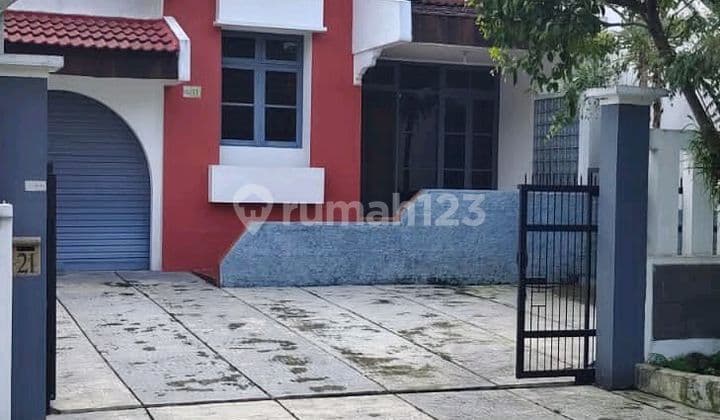 Rumah Parkiran Luas di Villa Duta. Siap Huni