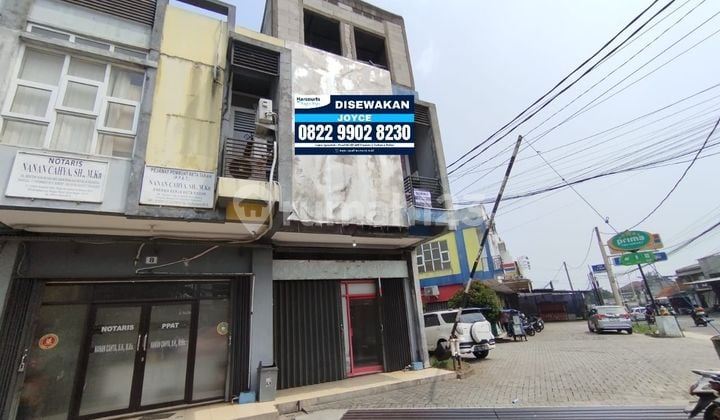 Ruko disewa 2 1/2 lantai. Parkir Luas. Ada halaman belakang